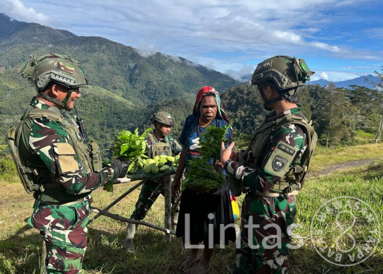 Dua Kilometer Harapan : “Langkah Mama Mayna Menuju Hati TNI di Pos Pintu Jawa”
