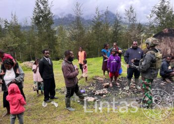 Nada Persaudaraan dari Wuloni: “Ketika TNI Membagikan Gitar dan Cinta di Tengah Kabut Ilaga”