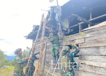 Di Bawah Atap Retak, TNI Hadir Bawa Harapan: Karya Bhakti untuk Mama Sakola