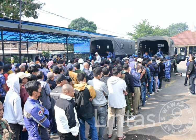 TNI AU Peduli, Lanud Husein Sastranegara Distribusikan Ratusan Paket Sembako