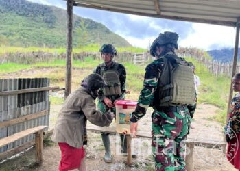 Di Tepi Kabut Pegunungan Mayuberi, Satgas TNI Ajarkan Tangan Kecil Itu Belajar Hidup Sehat