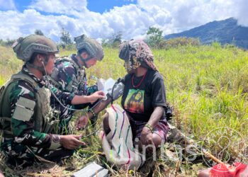 Pelayanan di Atas Rerumputan : “Satgas TNI dan Tetes Harapan di Gigobak”