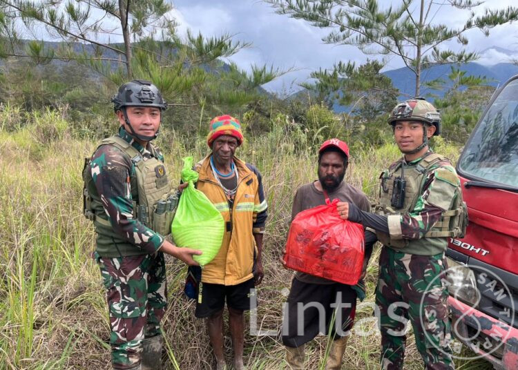 Satgas TNI Anjangsana ke Kampung Wako: Loreng Menyapa dengan Hati