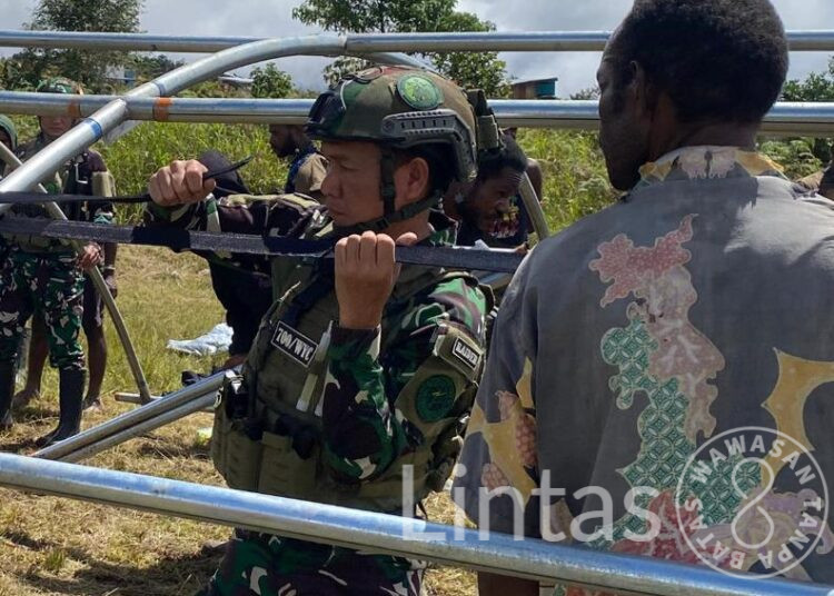 Satgas TNI Hadir Untuk Rakyat : Dirikan Tenda Untuk Pengungsi di Tigiles Sinak Papua