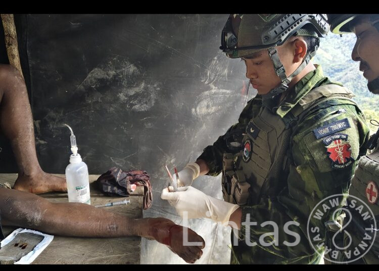 Prajurit Menjahit Luka Negeri: “Satgas TNI Selamatkan Pemuda Luka Parah di Kampung Geligi”