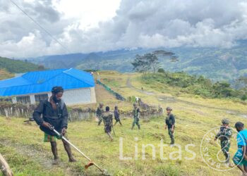 Satgas TNI Berjibaku Bersama Warga, Siapkan Lokasi Bakar Batu dengan Semangat Kebersamaan di Kampung Wombru