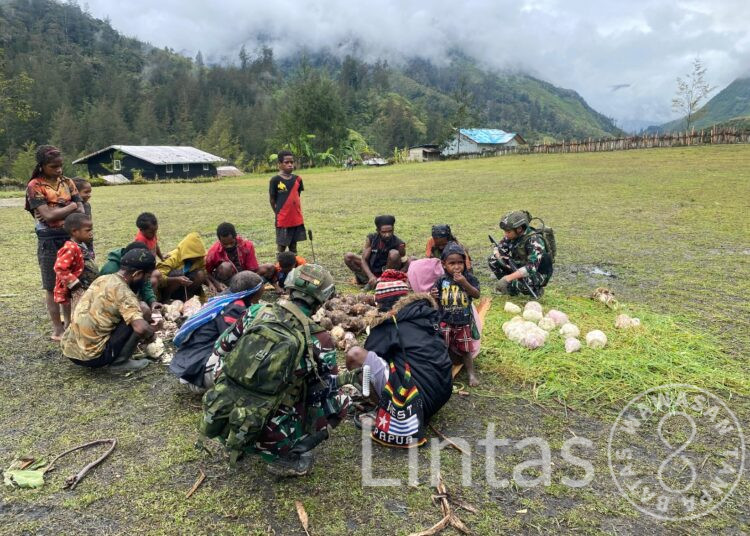 Bersama Rakyat Sampai Akhir: “TNI Hadiri Tradisi Bakar Batu, Bukti Cinta di Tanah Papua”