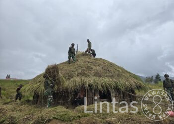 Satgas TNI Bangun Honai, Merawat Adat, Menjaga Hati Rakyat