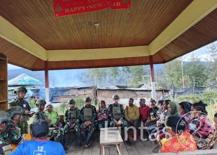 Doa dari Tengah Sunyi: “Ibadah di Tengah Ancaman, Harapan di Pos Satgas TNI Eromaga”