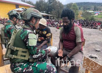 Satgas TNI Berikan Pelayanan Kesehatan Untuk 932 Pengungsi di Kampung Gigobak, Sinak