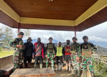 Satgas TNI Terima Kunjungan DPRD Puncak di Pos Eromaga, Kolaborasi untuk Kemanusiaan