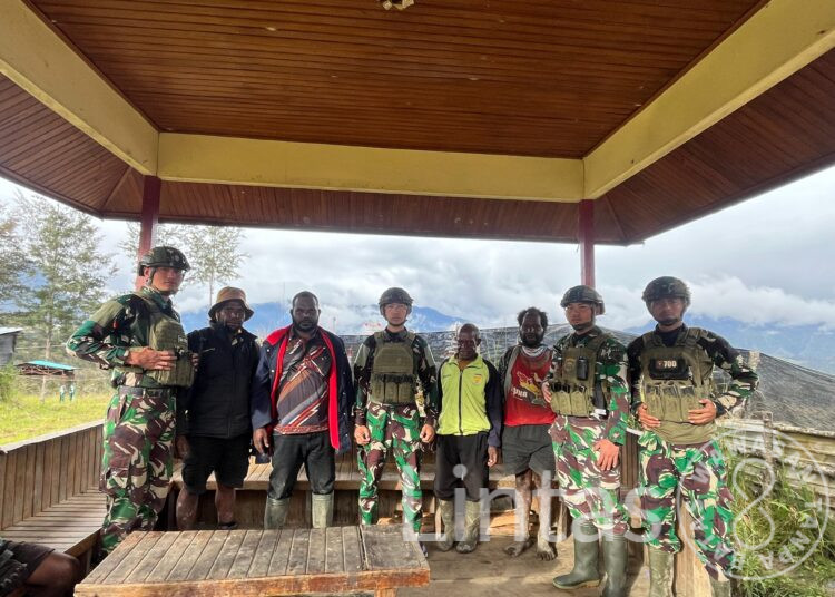 Satgas TNI Terima Kunjungan DPRD Puncak di Pos Eromaga, Kolaborasi untuk Kemanusiaan