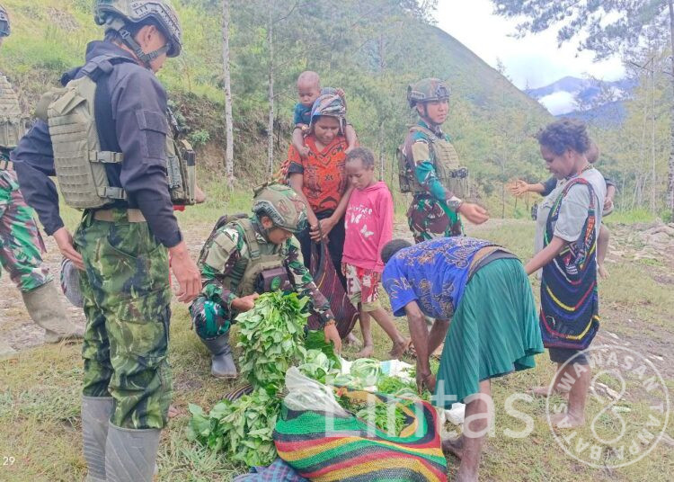 Satgas TNI, Yonif 700/WYC Safari Honai di Kampung Wuloni : Borong Hasil Tani, Genggam Hati Rakyat