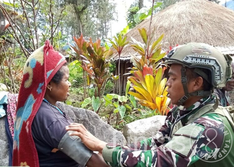 Mengetuk Pintu Honai, Menyentuh Hati: Aksi Kemanusiaan Satgas TNI di Tanah Sinak