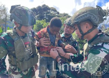 Sentuhan Kemanusiaan di Pegunungan Papua: Satgas TNI Pos Kout Sinak Berbagi Pakaian untuk Warga