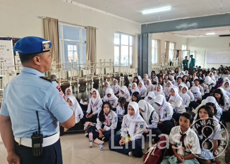 Personel Lanud Husein Sastranegara Berikan Wawasan Kebangsaan Dalam Kegiatan MPLS Sekolah Negeri di Bandung