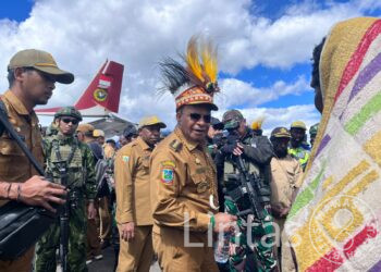 Satgas TNI Yonif 700/WYC Kawal Kunker Bupati Puncak: Serahkan Dana Kampung dan Sembako,Teguhkan Komitmen Bangun Daerah Pedalaman