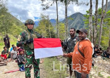 Satgas TNI Yonif 700 WYC, Gelar Binter di Kampung Tuanggi, Bagikan Bendera Merah Putih dan Telur Untuk Tingkatkan Rasa Nasionalisme