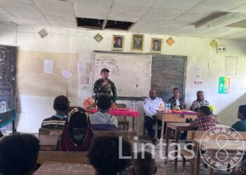 Satgas TNI Yonif 700 WYC Tanamkan Semangat Kebangsaan kepada Orang Tua Siswa SD Inpres Sinak Papua