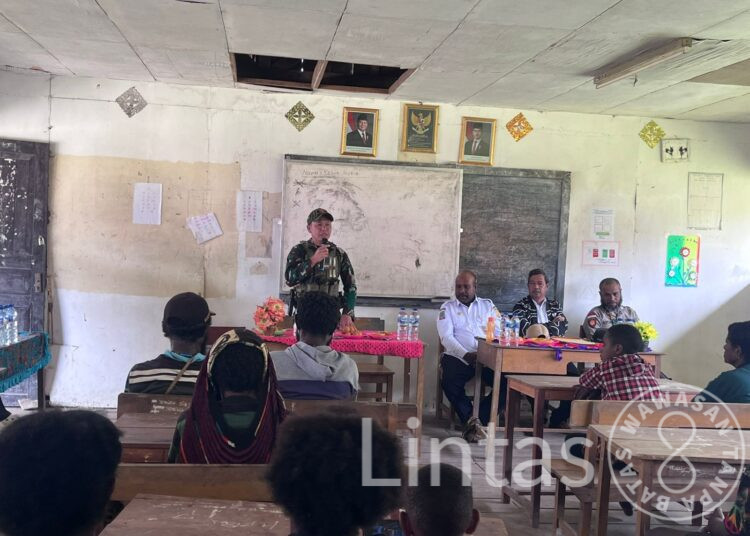 Satgas TNI Yonif 700 WYC Tanamkan Semangat Kebangsaan kepada Orang Tua Siswa SD Inpres Sinak Papua