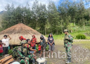 TNI dan Rakyat Menyatu dalam Duka: Satgas TNI Yonif 700 WYC Hadiri Bakar Batu di Kampung Mayuberi