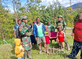 Satgas TNI Yonif 700 WYC  Menyapa Wako, TNI Hadir Dengan Hati, Masyarakat Menyambut Dengan Cinta