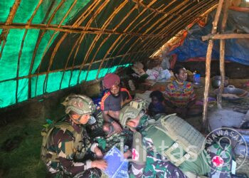 Demi Kemanusiaan, Satgas TNI Yonif 700 WYC, Hadir untuk Pengungsi Kampung Misimaga Papua