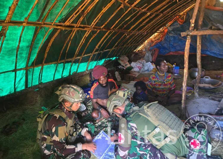 Demi Kemanusiaan, Satgas TNI Yonif 700 WYC, Hadir untuk Pengungsi Kampung Misimaga Papua