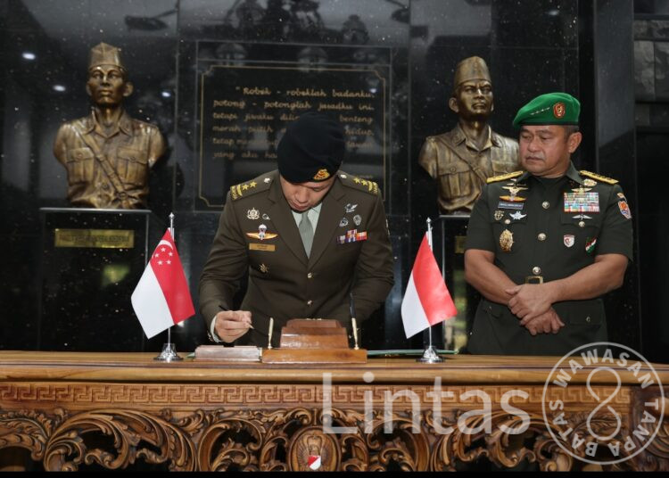 Perkuat Kerja Sama Pertahanan, Kasad Sambut Hangat Kunjungan Kehormatan Kasad Singapura