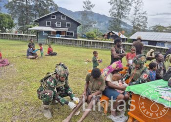 Prajurit Menyapa Rakyat, Bhakti Sehat Satgas TNI di Pedalaman Wombru