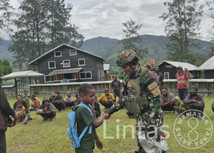 Hangat dalam Pelukan Merah Putih: Satgas TNI, Yonif 700 WYC Berbagi di Ujung Negeri”