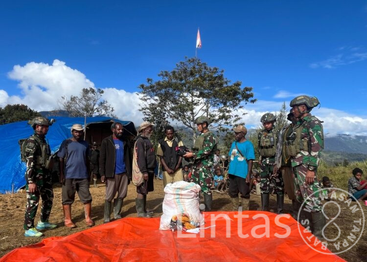 Aksi Kemanusiaan Satgas TNI Yonif 700WYC di Eronggobak Papua : Serahkan Pakaian Layak Pakai untuk Warga Pengungsi