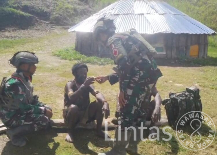 Satgas TNI Yonif 700 WYC, Tembus Honai Warga Kp. Wombru, Beri Pelayanan Kesehatan Gratis di Tengah Pegunungan Puncak Papua