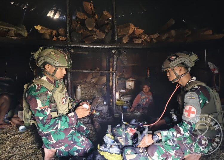 TNI Hadir di Setiap Honai: Satgas TNI Beri Layanan Kesehatan Door to Door di Pegunungan Puncak
