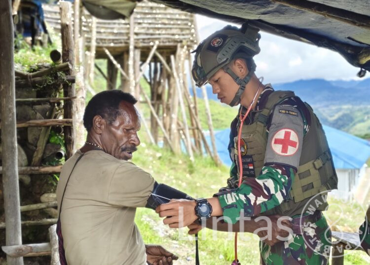 Satgas TNI Yonif 700 WYC, Gelar Layanan Kesehatan, Bantu Warga Weni Yang Derita Sakit Gigi 3 Minggu