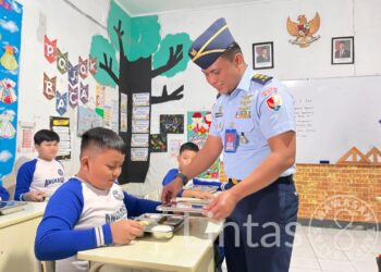 Hari Anak Nasional, Lanud Husein Sastranegara Distribusikan Lebih dari 7.000 Paket Makanan Bergizi Gratis