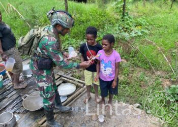 Manisnya Kasih di Tanah Kago Papua : Satgas TNI Yonif 700 WYC Menyapa dengan Hati, Bukan Sekedar Permen