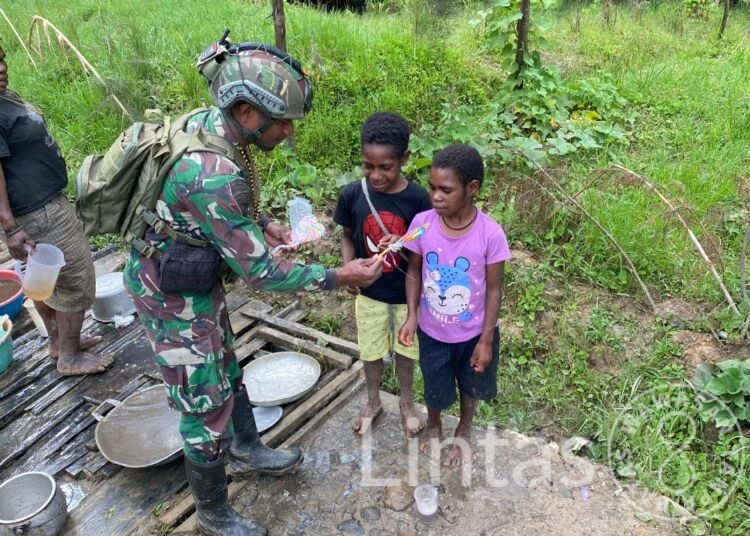 Manisnya Kasih di Tanah Kago Papua : Satgas TNI Yonif 700 WYC Menyapa dengan Hati, Bukan Sekedar Permen