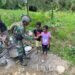 Manisnya Kasih di Tanah Kago Papua : Satgas TNI Yonif 700 WYC Menyapa dengan Hati, Bukan Sekedar Permen