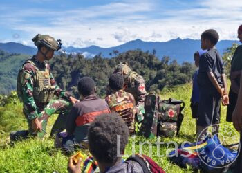 Di Antara Sunyi Pegunungan, Satgas TNI Yonif 700 WYC Hadir Membawa Obat dan Harapan