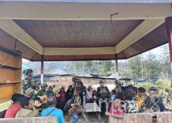 Satgas Yonif 700 WYC : Hangatnya Iman dan Rasa, dalam Pelukan Damai di Pos Satgas TNI