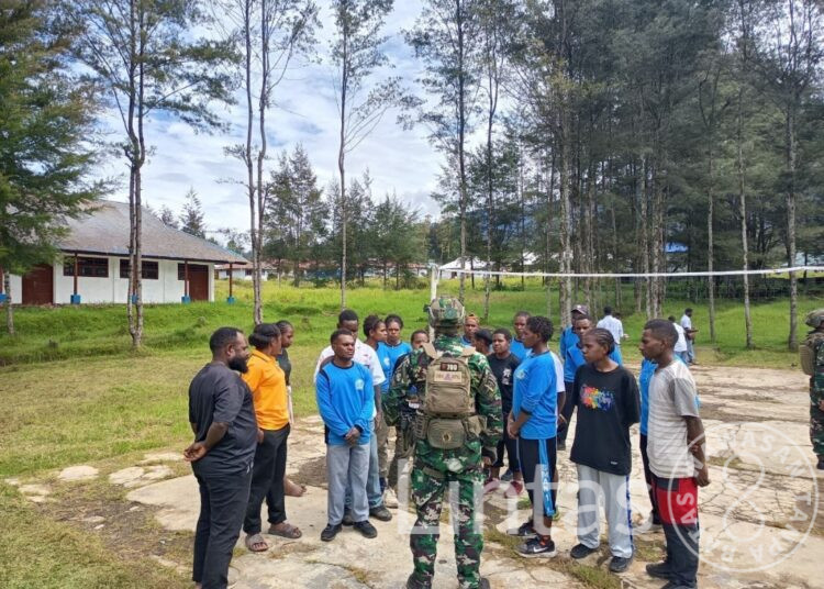 Satgas TNI Yonif 700 WYC Latih PBB Siswa SMA Negeri 1 Ilaga Jelang Lomba Gerak Jalan HUT RI ke-80 di Pegunungan Puncak Papua