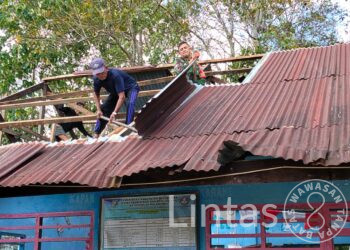 Anggaran Bukan Penghalang: Babinsa dan Warga Gotong Royong Rehab Sekolah di Palampang