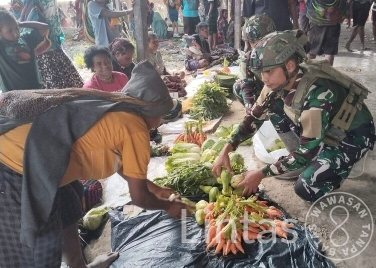 Satgas Yonif 700/WYC Borong Hasil Tani Warga Gigobak : Bukti Nyata Kasih TNI untuk Rakyat Papua