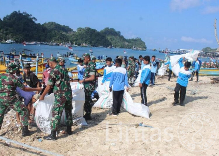 TNI Bersama Warga Jaga Laut: Sentuhan Hangat Danrem 083/Bdj di Pantai Sendang Biru