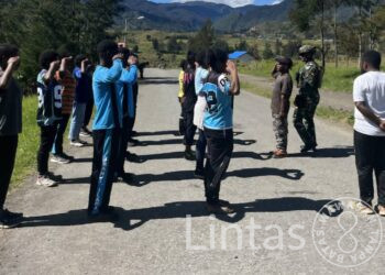 Satgas Yonif 700/WYC Latih Siswa SMA Negeri 1 Ilaga: Semangat Baris-Berbaris Berkobar di Tanah Puncak