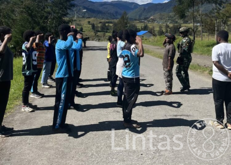 Satgas Yonif 700/WYC Latih Siswa SMA Negeri 1 Ilaga: Semangat Baris-Berbaris Berkobar di Tanah Puncak