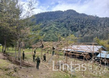 Prajurit Satgas Yonif 700/WYC Bangun Sekolah di Pedalaman Mayuberi, Target Rampung Sebelum 17 Agustus