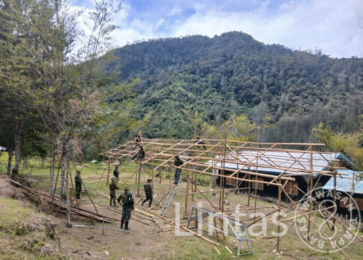 Prajurit Satgas Yonif 700/WYC Bangun Sekolah di Pedalaman Mayuberi, Target Rampung Sebelum 17 Agustus