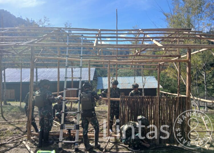 Satgas Yonif 700/WYC Lanjutkan Pembangunan SD 03 Mayuberi, Fokus Kerjakan Pemasangan Dinding